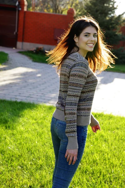 Schöne Frau im Garten — Stockfoto