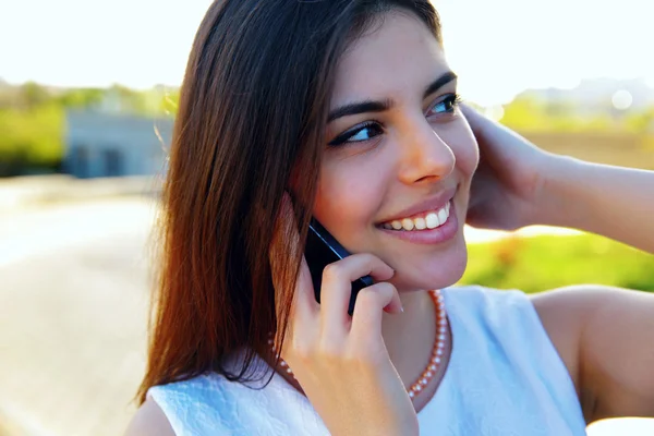 Belle femme en plein air — Photo