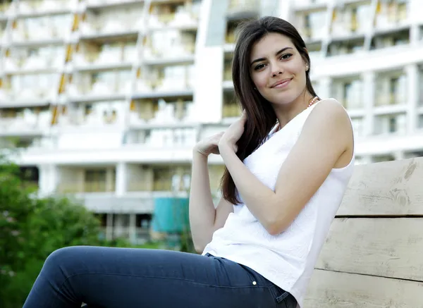 Mulher bonita ao ar livre — Fotografia de Stock