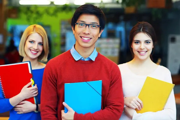 Glad grupp studenter — Stockfoto