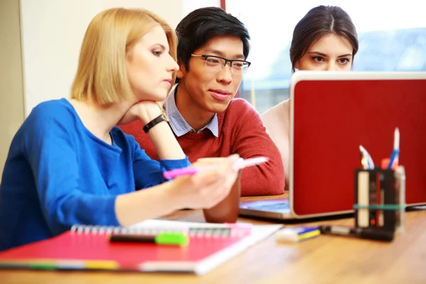 Mladí šťastní studenti — Stock fotografie