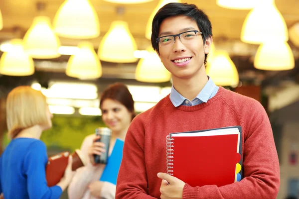 Junge glückliche Studenten — Stockfoto