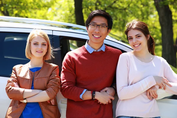 Jovens estudantes felizes — Fotografia de Stock