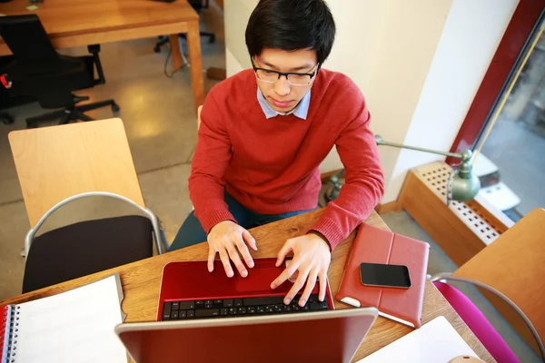 Junge glückliche Studenten — Stockfoto