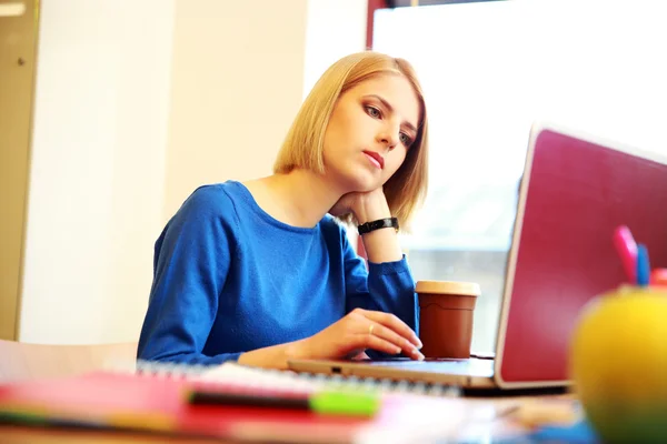 Jonge mooie vrouw — Stockfoto