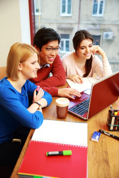 Unga glada studenter — Stockfoto