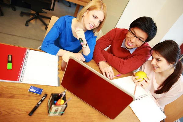 Young happy students — Stock Photo, Image