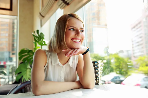 Junge schöne Frau — Stockfoto