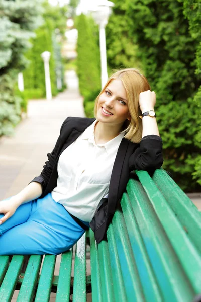 Jonge mooie vrouw — Stockfoto