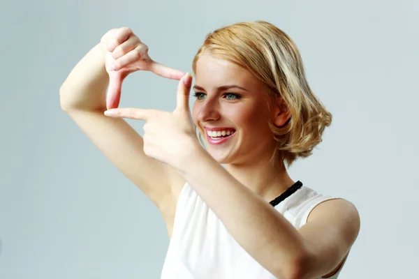 Jonge mooie vrouw in office — Stockfoto