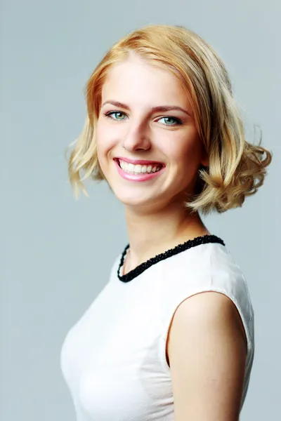 Young beautiful woman in office — Stock Photo, Image