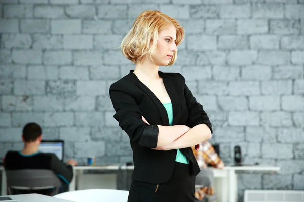 Unga vackra kvinnan i office — Stockfoto