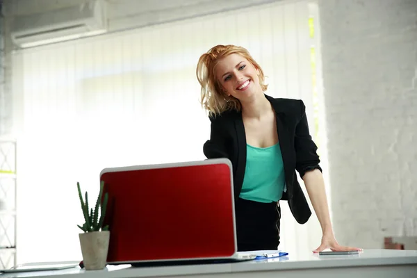 Jonge mooie vrouw in office — Stockfoto