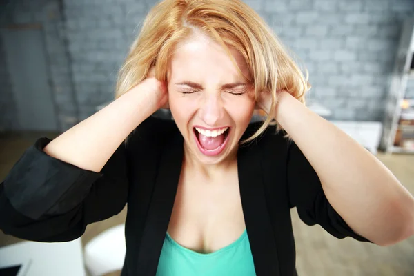 Jonge mooie vrouw in office — Stockfoto