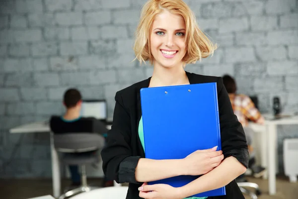 Jonge mooie vrouw in office — Stockfoto