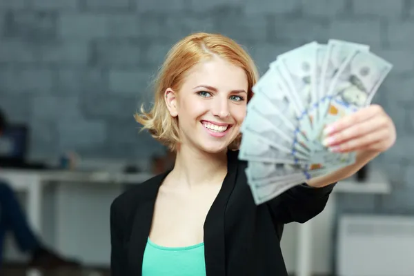 Jonge mooie vrouw in office — Stockfoto