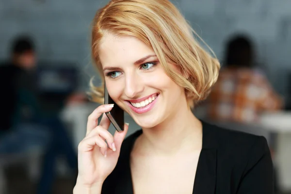 Jeune belle femme au bureau — Photo