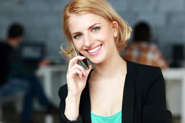 Young beautiful woman in office — Stock Photo, Image