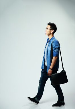 Gözlüklü genç yakışıklı Asyalı adam