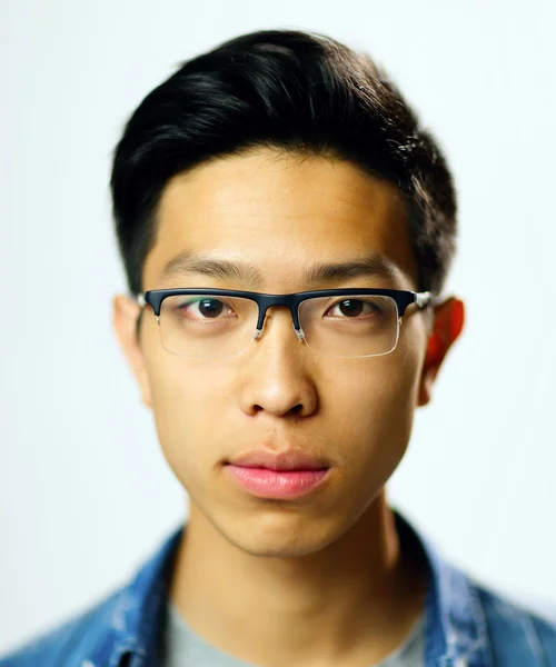 Junge hübsche asiatische Mann in Brille — Stockfoto