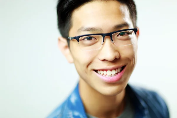 Молодой красивый азиатский мужчина в очках — стоковое фото