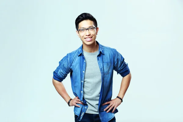 Giovane bello asiatico uomo in occhiali — Foto Stock