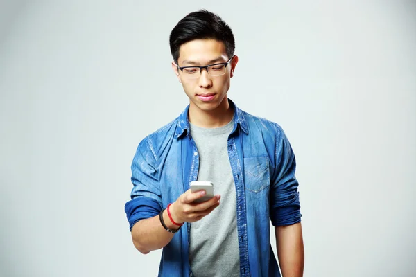 Gözlüklü genç yakışıklı Asyalı adam — Stok fotoğraf