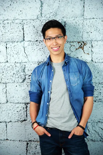 Junge hübsche asiatische Mann in Brille — Stockfoto