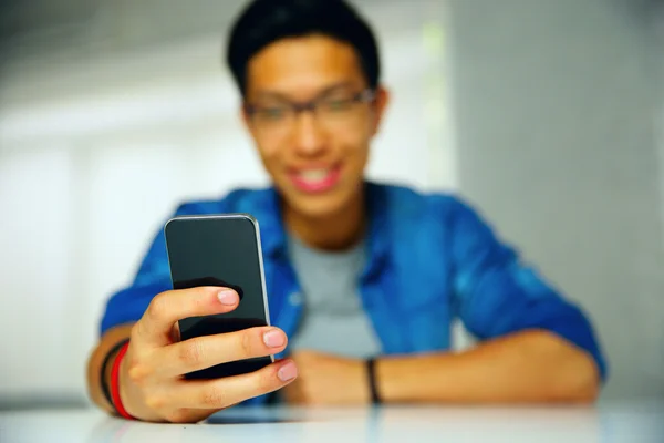 Joven guapo asiático hombre en gafas — Foto de Stock