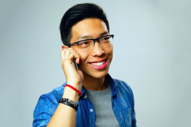 Gözlüklü genç yakışıklı Asyalı adam