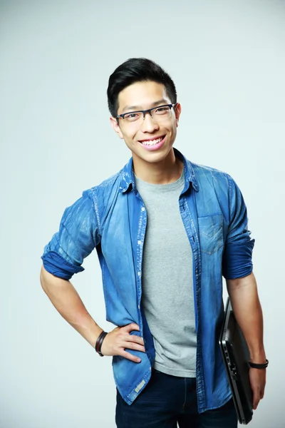 Fiatal csinos ázsiai férfi szemüveg — Stock Fotó
