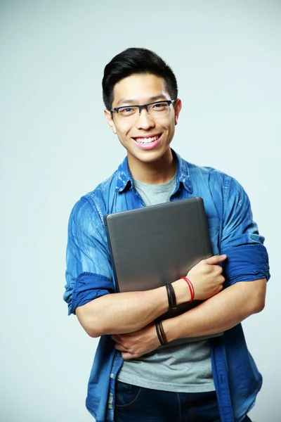 Junge hübsche asiatische Mann in Brille — Stockfoto