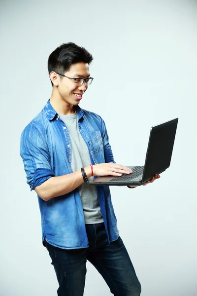 Joven guapo asiático hombre en gafas — Foto de Stock