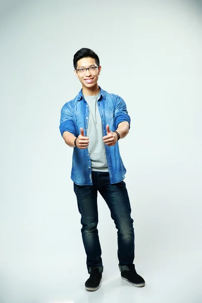 Ung vacker asiatisk man i glas — Stockfoto