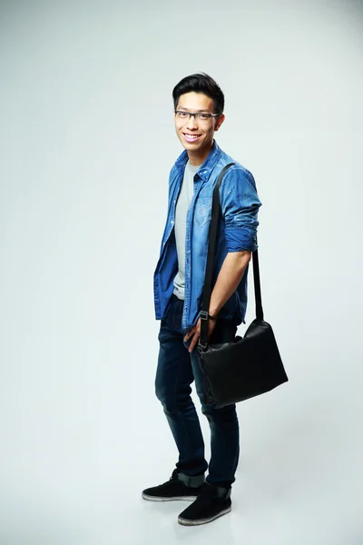 Młody przystojny azjatycki człowiek w okularach — Zdjęcie stockowe