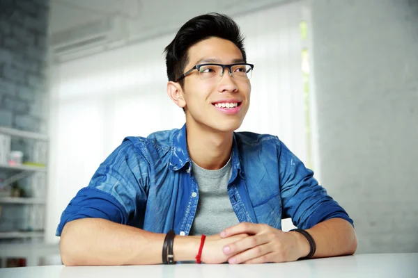 Jovem bonito asiático homem — Fotografia de Stock