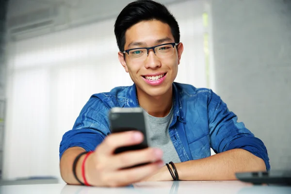 Joven guapo asiático hombre — Foto de Stock