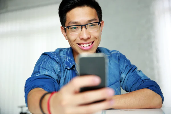 Ung vacker asiatisk man — Stockfoto