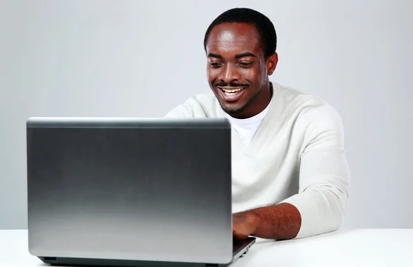 Schöner afrikanischer Mann — Stockfoto