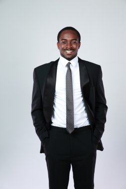 gülümseyen rahatlamış işadamı