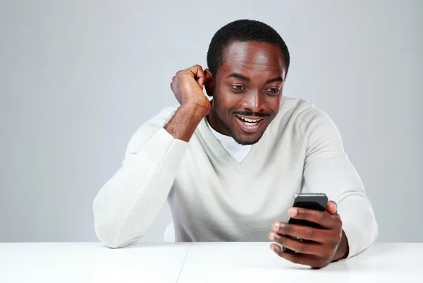 Hombre africano usando smartphone —  Fotos de Stock