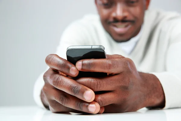 Afrikai ember használ smartphone — Stock Fotó