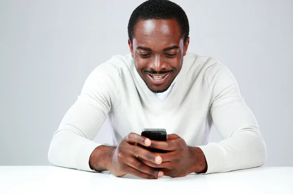 Homme africain utilisant un smartphone — Photo