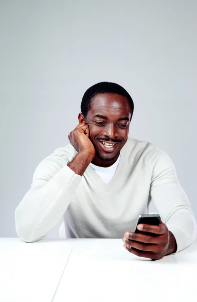 Hombre africano usando smartphone —  Fotos de Stock