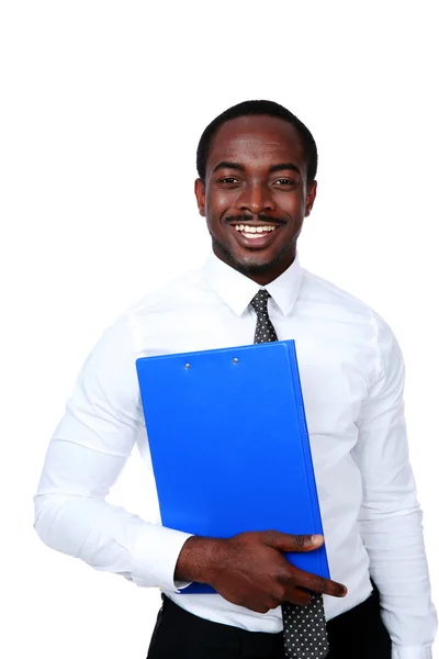 Afrikansk mand stående med blå mappe - Stock-foto