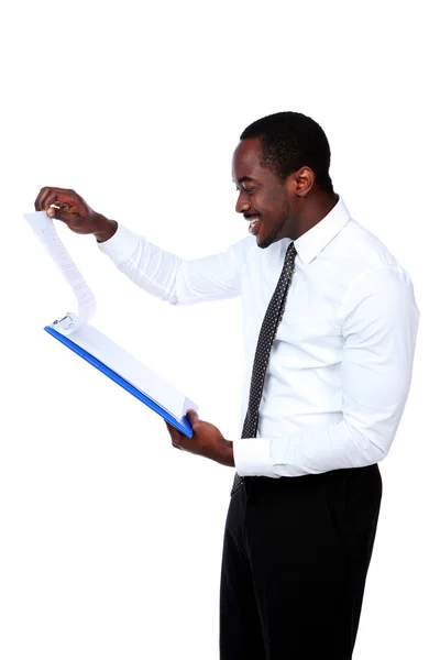 Afrikanischer Mann liest Dokument — Stockfoto
