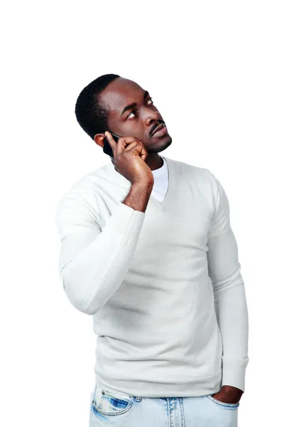 Африканский мужчина говорит по телефону — стоковое фото