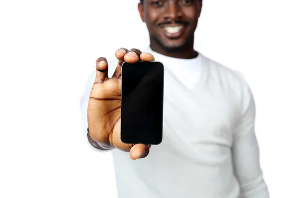 Африканский мужчина показывает чистый дисплей смартфона — стоковое фото
