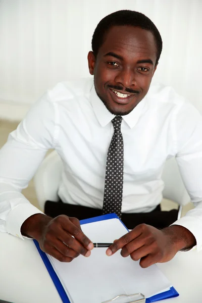 Knappe Afrikaanse zakenman — Stockfoto