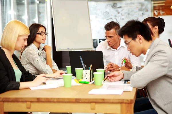 Knappe groep van mensen uit het bedrijfsleven in office — Stockfoto